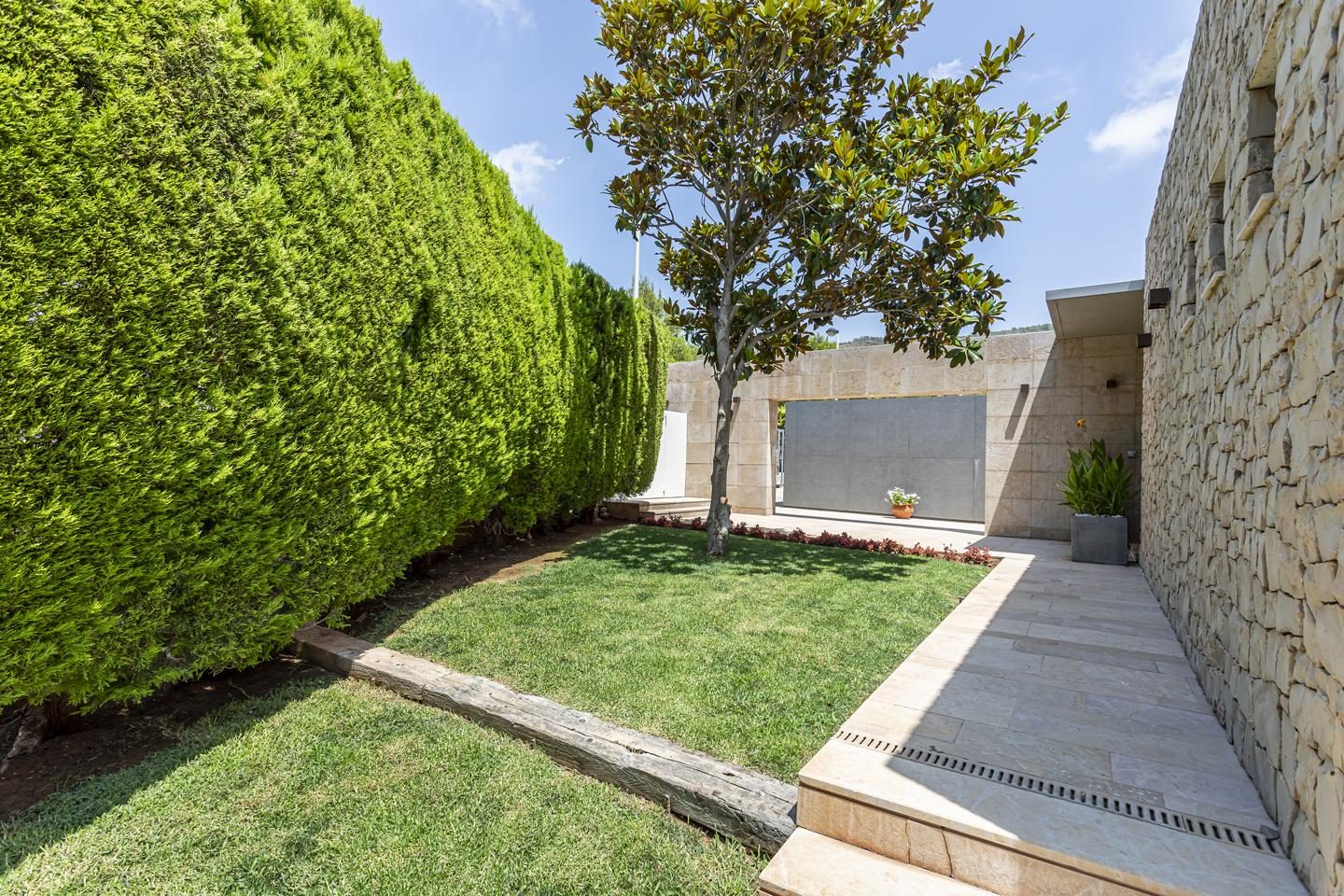 Garden — luxury villa for sale Valencia Spain